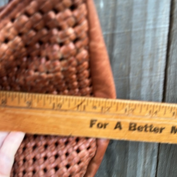 VILENCA HOLLAND MADE IN ITALY LEATHER KNOT WOVEN CROSSBODY BAG COGNAC - Picture 6 of 13